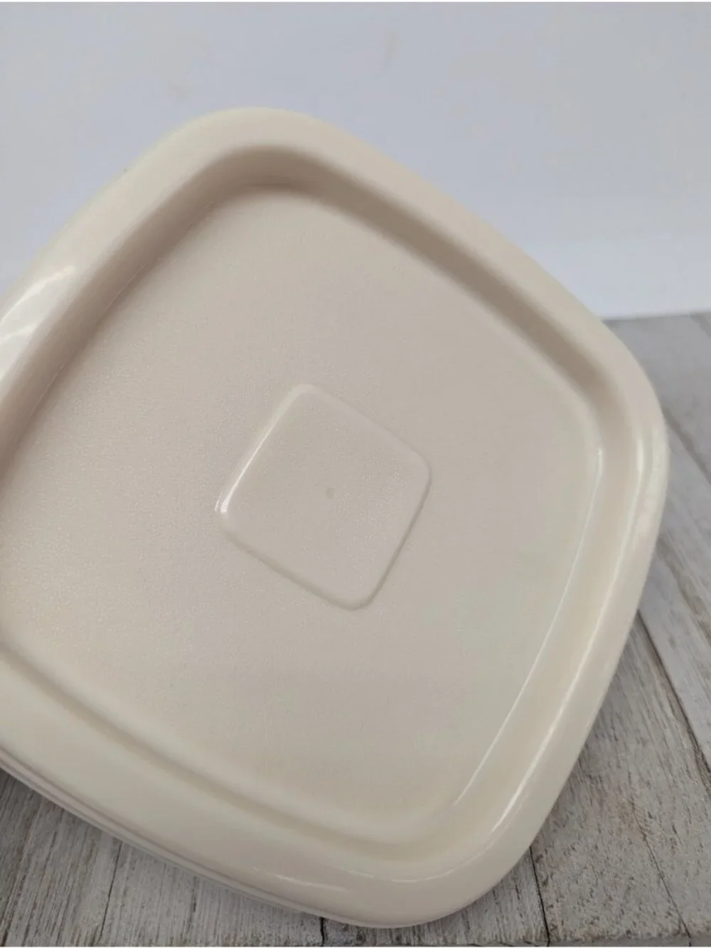 Rubbermaid 2 Cup Storage Container #2243 Square Servin Saver Almond Excellent